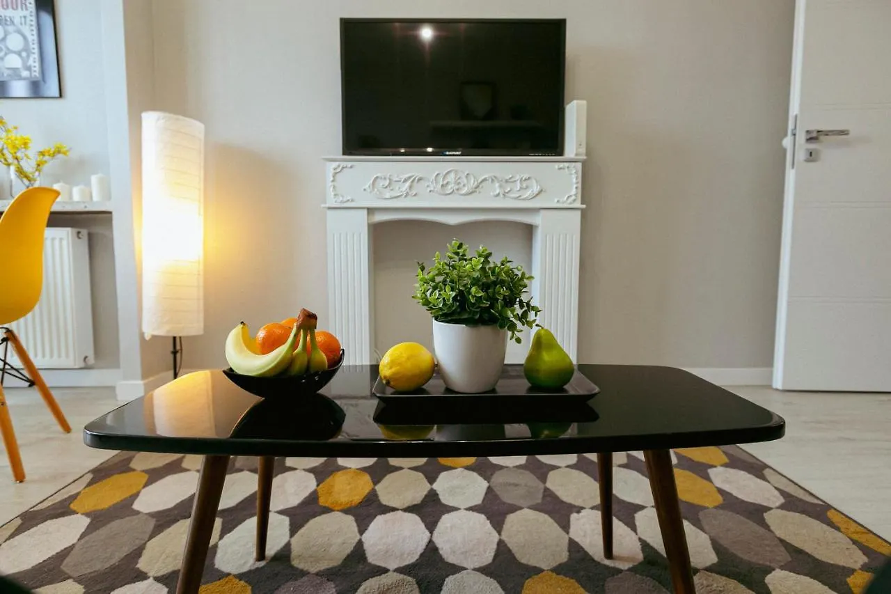 Przechodnia 2 Yellow - Biurko Oraz Wygodny Fotel Do Pracy - Better Rental وارسو بولندا