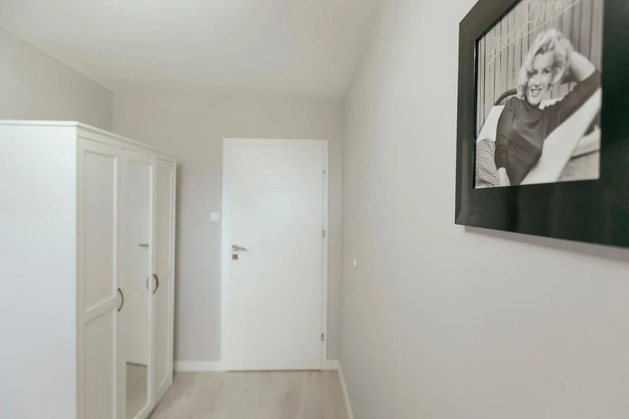 Przechodnia 2 Yellow - Biurko Oraz Wygodny Fotel Do Pracy - Better Rental وارسو