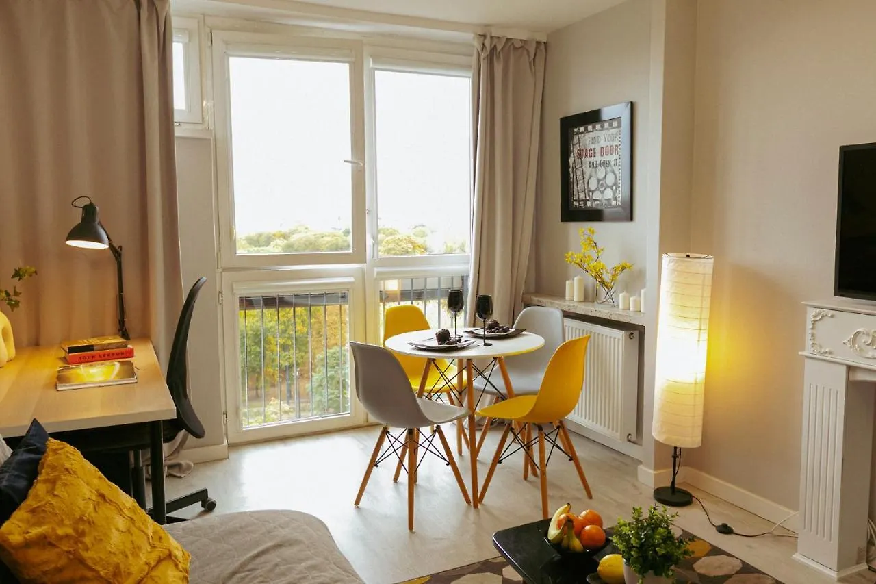 Przechodnia 2 Yellow - Biurko Oraz Wygodny Fotel Do Pracy - Better Rental وارسو بولندا