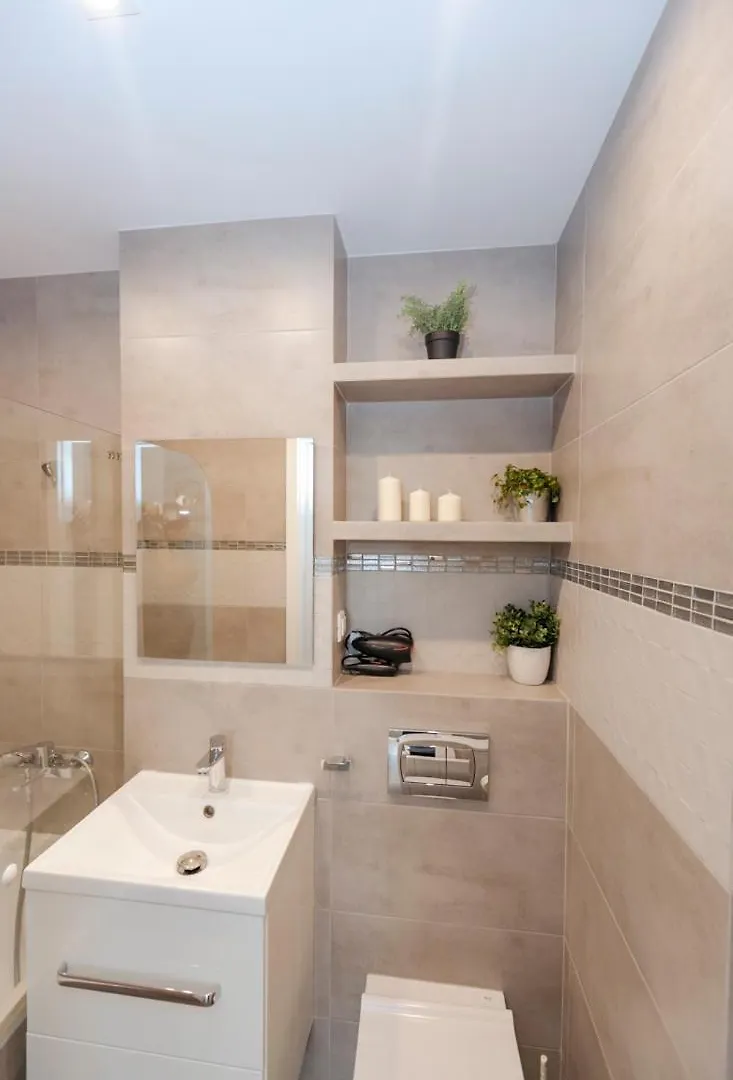 Przechodnia 2 Yellow - Biurko Oraz Wygodny Fotel Do Pracy - Better Rental وارسو بولندا