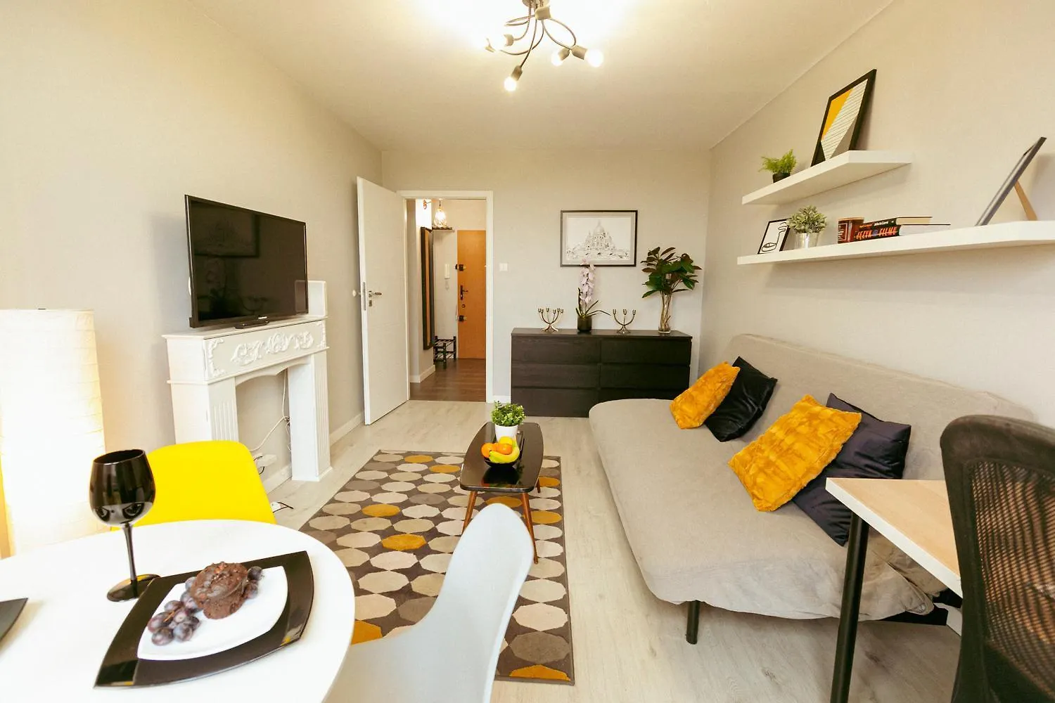 Przechodnia 2 Yellow - Biurko Oraz Wygodny Fotel Do Pracy - Better Rental Βαρσοβία 0*,  Πολωνία